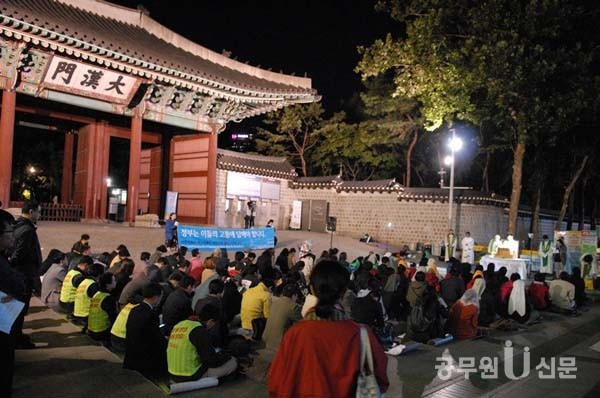 ▲ 밀양 송전탑 건설을 반대하는 촛불 문화제가 22일 저녁 7시 30분 서울 덕수궁 대한문 앞에서 열렸다.