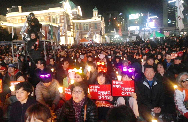▲ 26일 서울역 광장에서 열린 국정원 선거개입, 공약파기, 노동탄압 규탄 범국민촛불대회에 참석한 시민들.