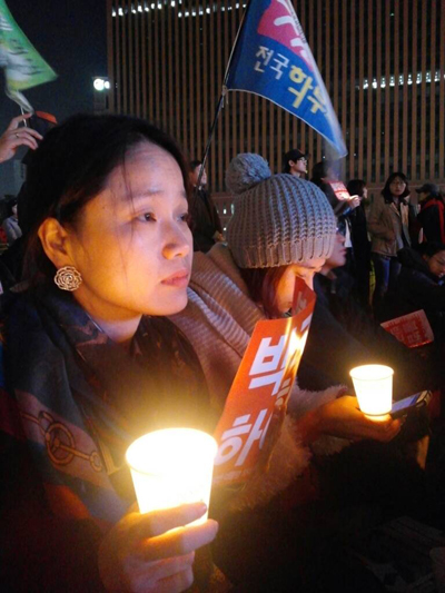 ▲ 26일 서울역 광장에서 열린 국정원 선거개입, 공약파기, 노동탄압 규탄 범국민촛불대회에 참석한 시민들.