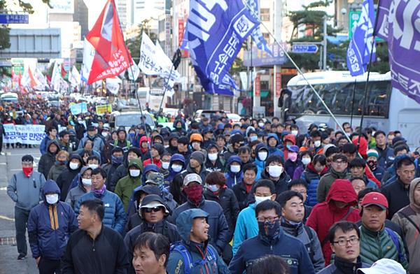 ▲ 민주노총 2013 전국노동자대회에 참가한 조합원들이 행진을 하고 있는 모습.