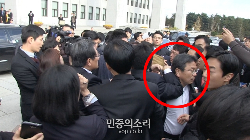 ▲ 경호원이 강기정 의원(빨간 원안)의 팔을 젖히고 제지하고 있다. 사진=민중의 소리