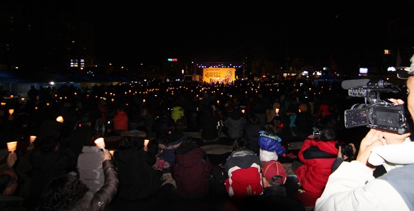 ▲ 30일 저녁 7시 밀양역 앞 광장을 가득 메운 '희망버스'참가자들의 촛불