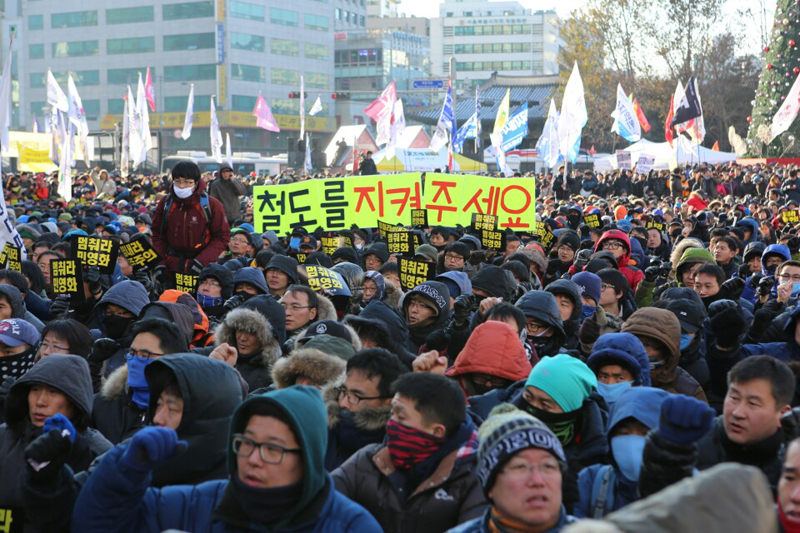 ▲ 28일 서울시청 광장에 모인 조합원들과 시민들. 사진=김상호 기자