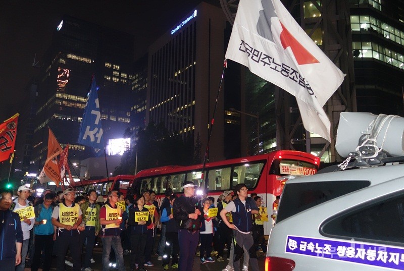 ▲ 종각 사거리로 행진하고 있는 세월호 촛불 참가자들.