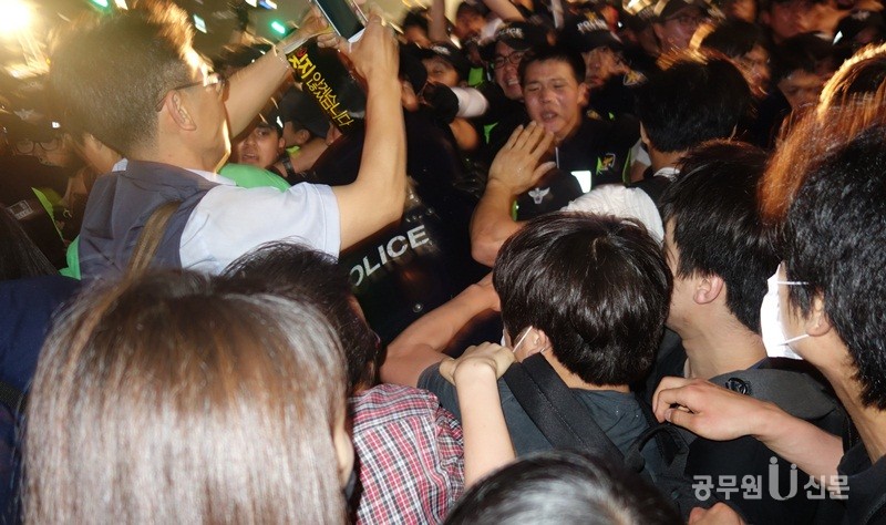 ▲ "박근혜 대통령이 책임져라"고 외치며 청와대를 향하던 가두행진 참가자들을 경찰들이 방패로 막아서며 격렬한 대치가 벌어졌다.