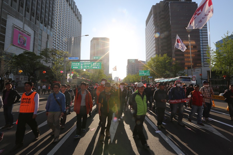 ▲ 민주노총 총파업 결의대회에 참여한 공무원노조 조합원들이 거리행진에 나서고 있다.