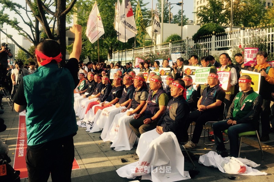▲ 민주노총 중앙집행위원들이 집단 삭발 후 투쟁을 결의하고 있다.