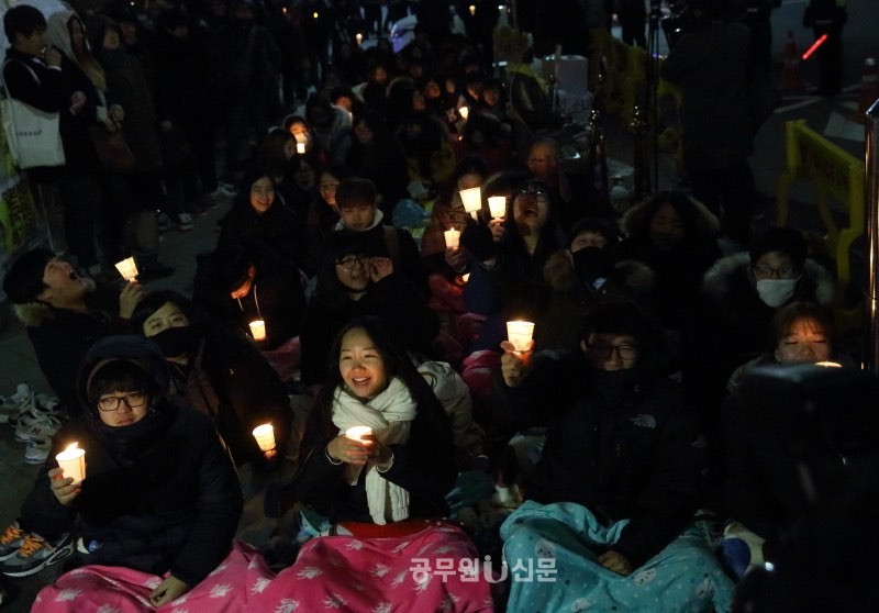 ▲ '일본군 위안부 한일 협상 폐기를 위한 대학생 대책위원회' 소속 대학생들이 촛불문화제를 펼치고 있다.