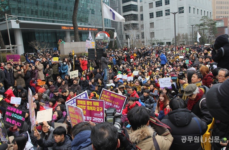 ▲ 6일 12시, 서울 종로구 주한일본대사관 앞에서 열린 제1212차 수요시위에는 천오백여 명의 시민들이 운집해 '12.28 한일 위안부 협상' 백지화를 요구했다.