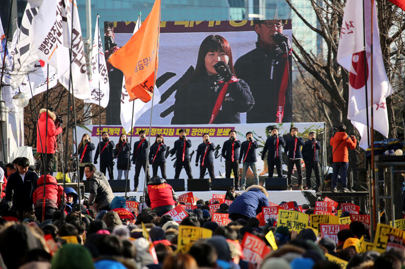 ▲ 8일 오후 서울 여의도 국민은행 앞에서 열린 민주노총 '노동개악 법안 저지! 정부지침 저지! 총파업 결의대회'에서 공연을 펼치고 있다.