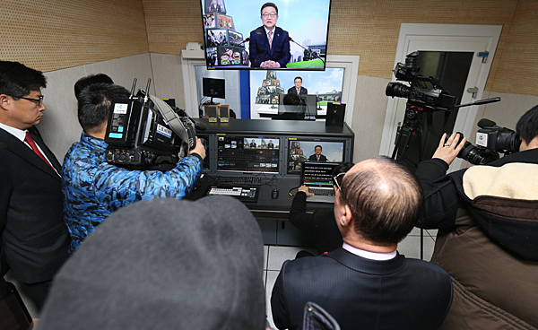 ▲ 지난 4일 충북 음성군 인터넷방송국이 개국한 가운데 방송사 취재진이 시험 방송을 스케치 하고 있다.