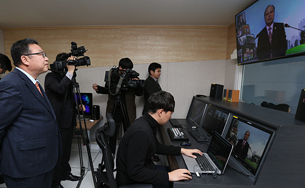 ▲ 지난 4일 충북 음성군 인터넷방송국이 개국한 가운데 이필용 음성군수(왼쪽 첫번째)가 시험 방송을 지켜보고 있다.