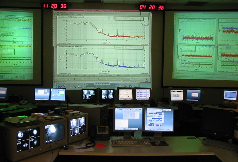 ▲ 레이저 간섭계 중력파 관측소(Laser Interferometer Gravitational-Wave Observatory:LIGO)의 제어실. 사진 = 위키백과