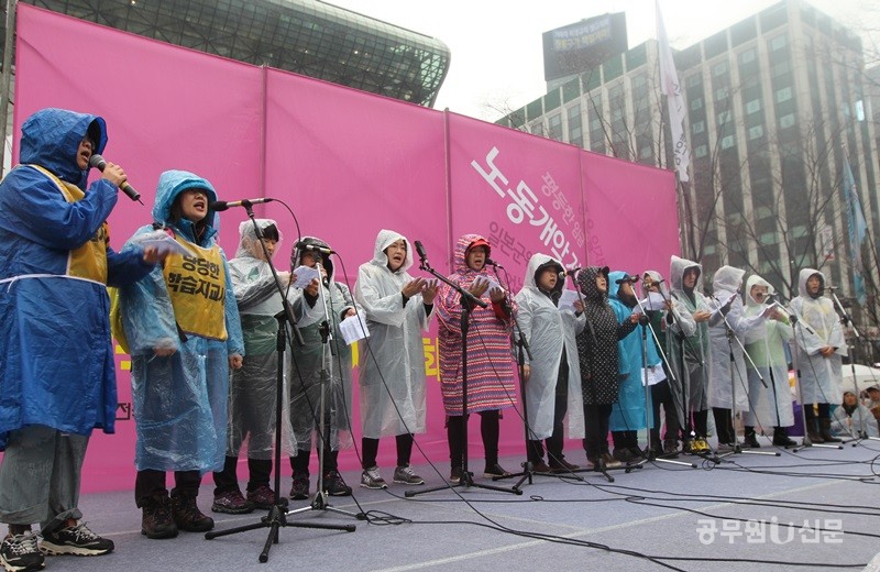 ▲ 여성 노동자들이 무대에 올라 "우리가 원하는 건 끝없는 편견과 폭력에 맞서 노동의 존엄을 되찾는 것"이라는 노래를 합창했다.