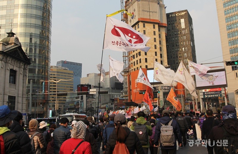 ▲ 본대회 후, 서울 도심을 행진하는 시위대의 행렬