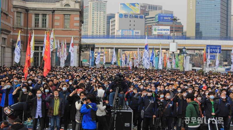 ▲ '공공성 파괴하는 성과퇴출제 저지 공공부문 수도권 결의대회'가 26일 오후 2시부터 서울역 광장에서 열렸다.