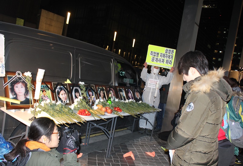 ▲ 서울 서초동 삼성 본관 앞에 마련된 삼성전자 산재사망 노동자 추모제에서 조문하고 있는 시민들의 모습.