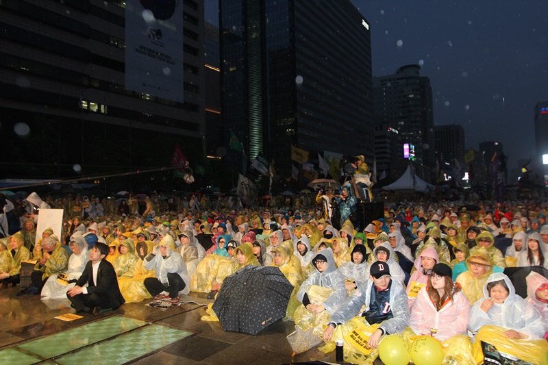 ▲ 세월호 참사 2주기인 지난 16일 저녁, 서울 광화문광장에서 열린 추모문화제에 참석한 시민들
