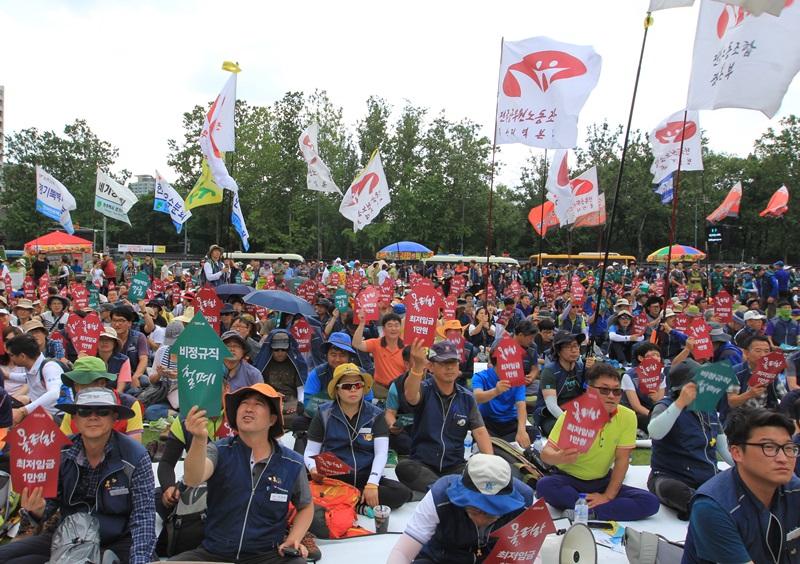 ▲ '최저임금 1만원 인상하라', '비정규직 철폐하라' 구호 외치는 대회 참가자들