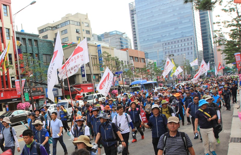 ▲ 전국공무원노동조합 조합원들이 '성과퇴출제 폐지'를 외치며 행진하고 있다.