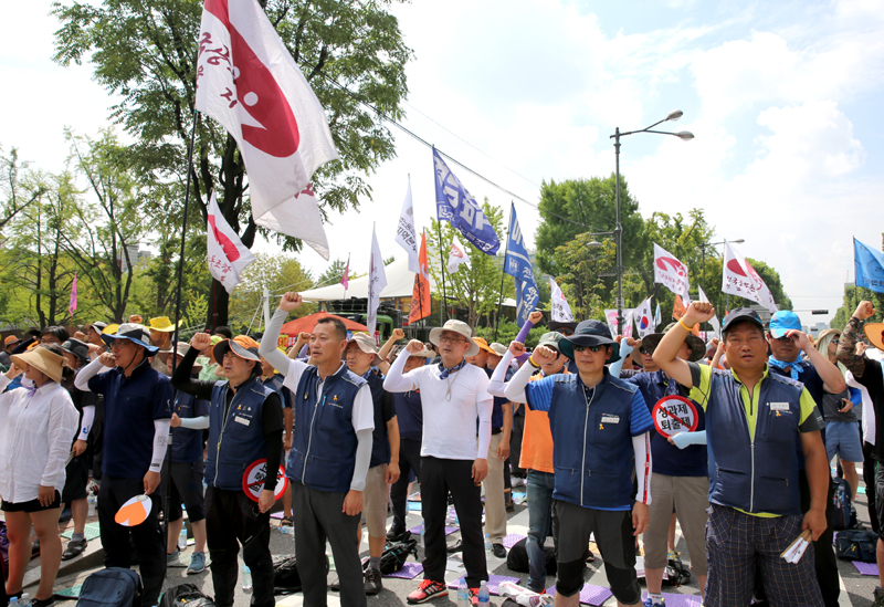 ▲ 15일 서울 혜화동 대학로에서 열린 8.15전국노동자대회에서 공무원노조 조합원들이 구호를 외치고 있다.