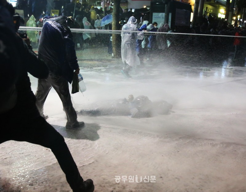 ▲ 2015년 11월 14일 민중총궐기에서 경찰의 물대포에 맞아 쓰러진 백남기 농민. 사진 = 김상호 기자