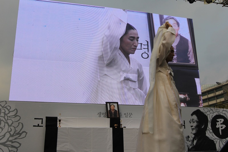 ▲ 무용가 김미선 씨가 고인을 추모하기 위한 살풀이춤을 공연했다.
