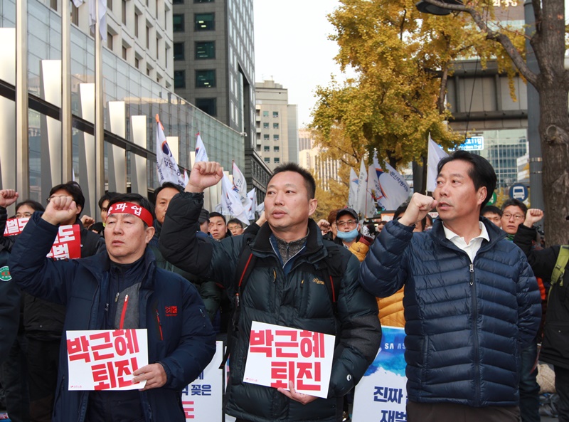 ▲ 대회 참가자들이 '박근혜 퇴진'과 '재벌도 공범'이라는 손피켓을 들고 구호를 외치고 있다.