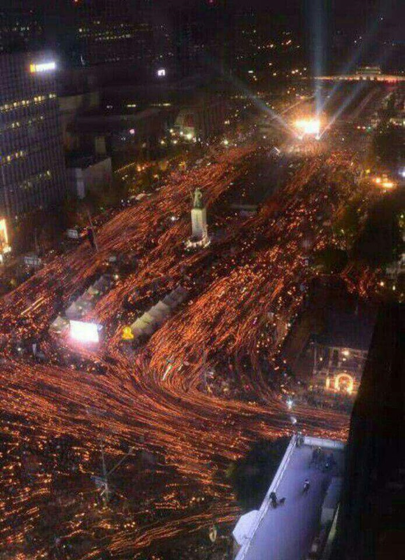 ▲ 11월 12일 민중총궐기 대회 때 광화문 광장 일대를 수놓은 100만 촛불. 사진 = 트위터 갈무리