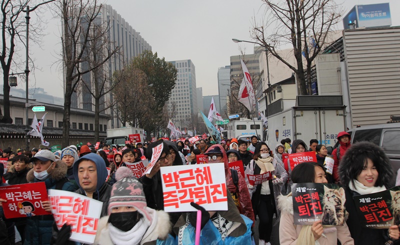 ▲ 박근혜 퇴진! 구호를 외치며 행진하는 시민들