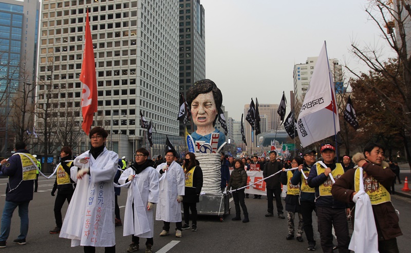 ▲ 박근혜의 국정농단에 재벌도 공모자임을 나타내는 조형물을 들고 행진하는 노동자들