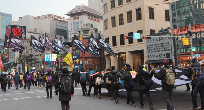 ▲ '박근혜는 즉각 퇴진하라', '재벌도 공범이다'를 외치며 행진하는 시위대.