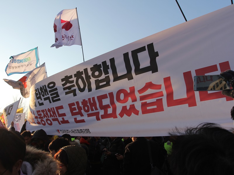 ▲ 탄핵안이 통과되자, 시민들이 '박근혜 탄핵을 축하합니다. 박근혜 노동정책도 탄핵되었습니다'라는 문구가 쓰인 현수막을 펼쳤다.