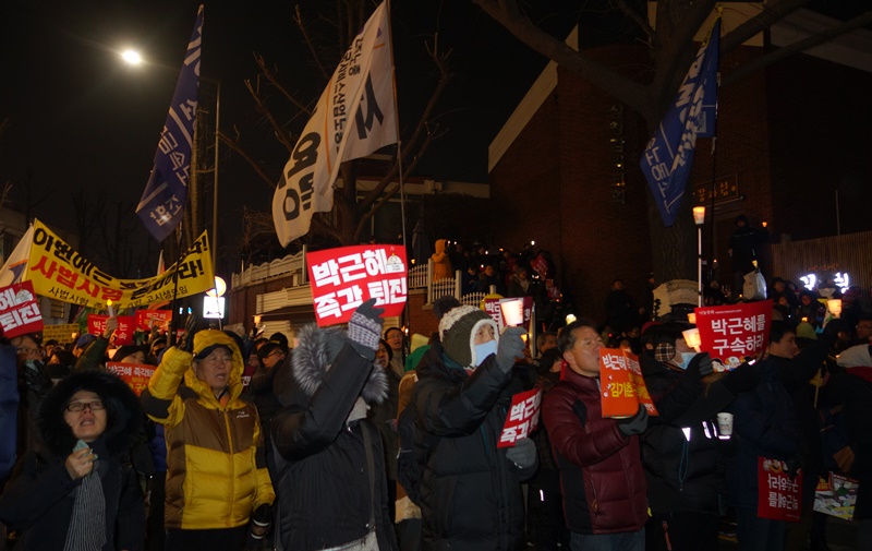 ▲ 총리 공관 100미터 앞에서 '황교안이 박근혜다', '황교안은 물러나라'를 외치는 시민들