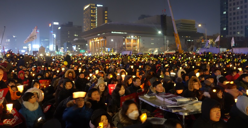 ▲ '박근혜-최순실 국정농단' 사태가 드러나면서 매주 토요일 저녁 광화문광장을 밝히고 있는 촛불집회.