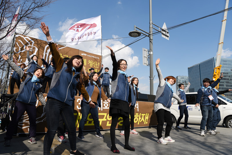 ▲ ▲ 1박2일 동안 서울에서 진행된 '2030 청춘버스' 참가자들의 율동공연