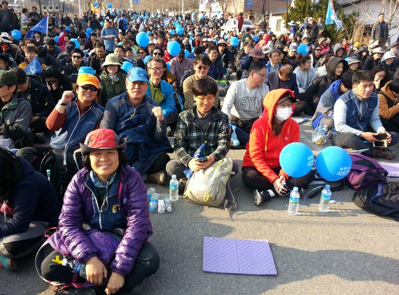 ▲ 평화행동 참가자들은 '사드 반대'가 적힌 파란 풍선을 들고 집회에 참석했다. 사진 = 공무원노조