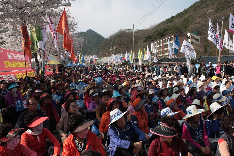 대열 앞쪽에 앉은 김천과 성주 주민들