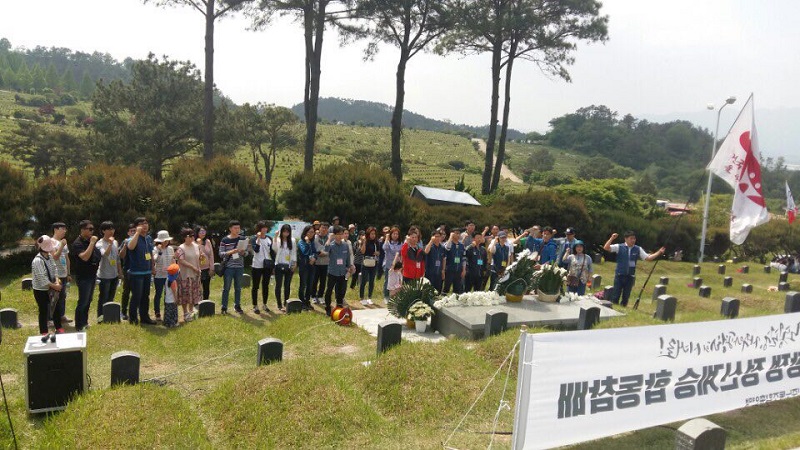 광주 망월동 구묘역에서 집단 참배하고 있는 참가자들