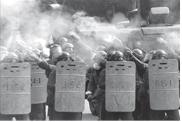 ▲ 1987년 6월항쟁 당시 진압 경찰