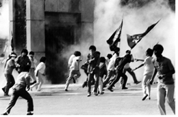 ▲ 1987년 6월항쟁 당시 민주화투쟁을 하고있는 대학생들