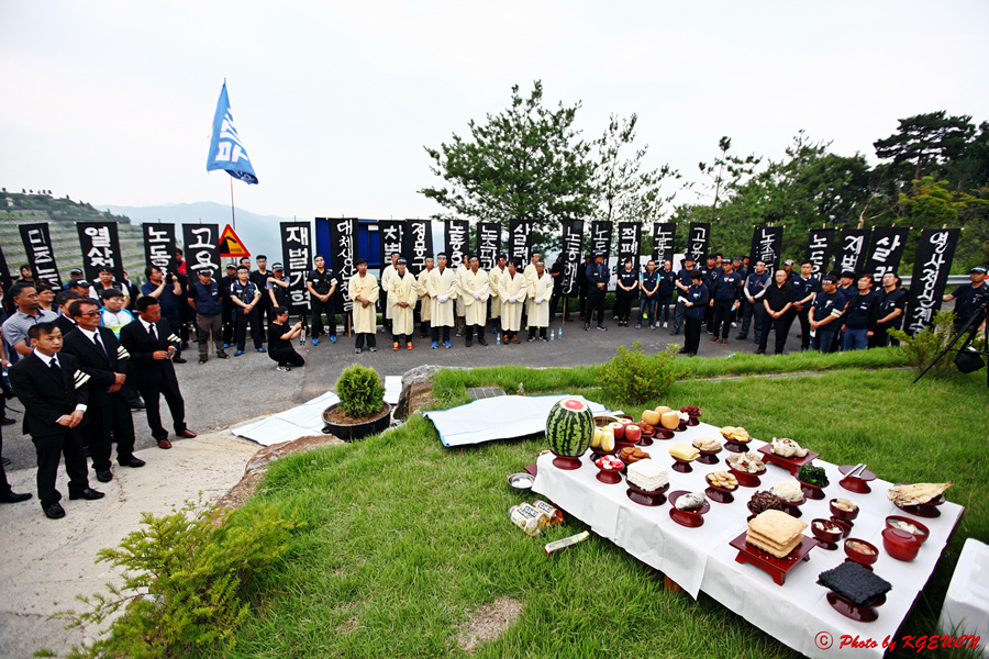 ▲ 김종중 열사 민주노동자장 마지막 일정으로 풍산공원묘원에서 봉안식을 진행하고 있다. ⓒ 이장희 기자