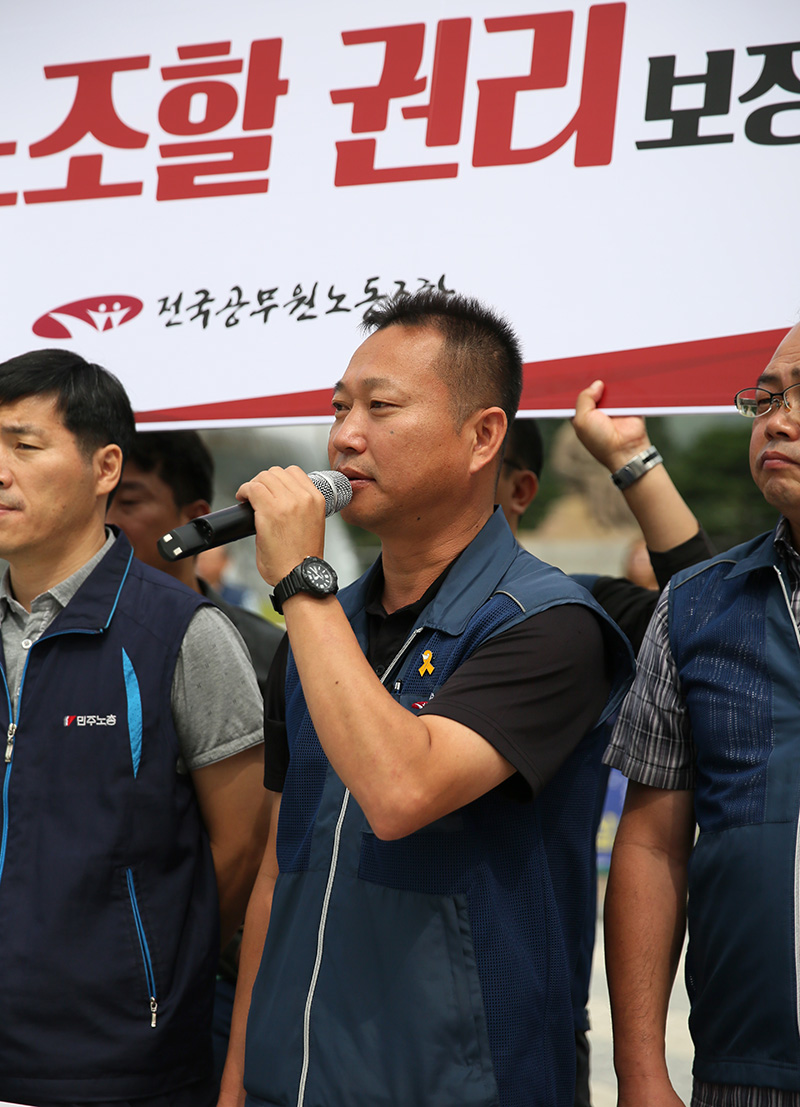 김주업 위원장이 단식농성 돌입에 앞서 힘찬 투쟁과 승리에 대한 의지를 밝히고 있다.