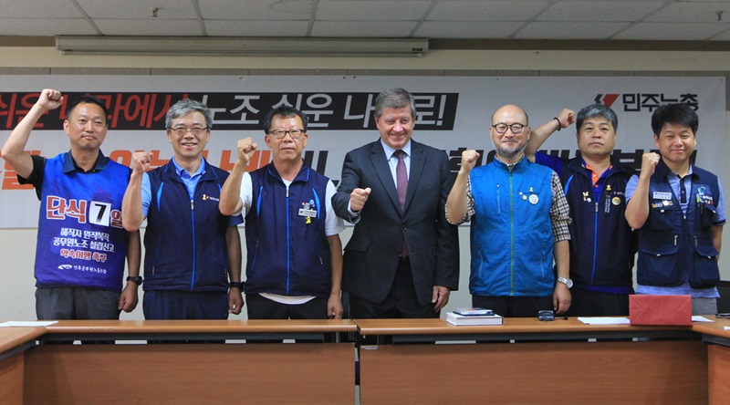 ▲ ILO 가이 라이더 사무총장이 6일 오전, 서울 중구 민주노총 사무실을 첫 방문했다.