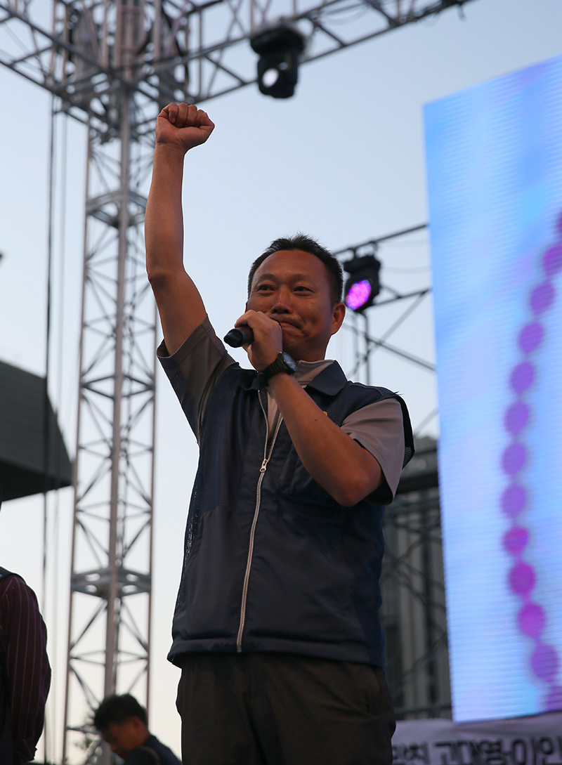 ▲ 공무원노조 김주업 위원장이 "14만 공무원들도 언론노조 파업을 적극 지지한다"는 연대발언을 하고 있다.
