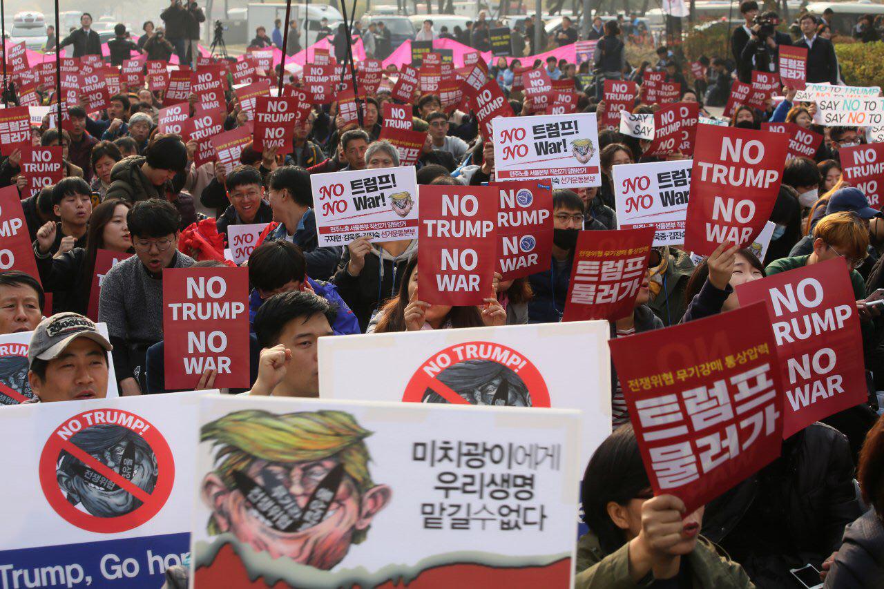 ▲ 지난 트럼프 미대통령 방한시 국회앞에서 시민들이 'NO TRUMP, NO WAR'를 외치고 있다.