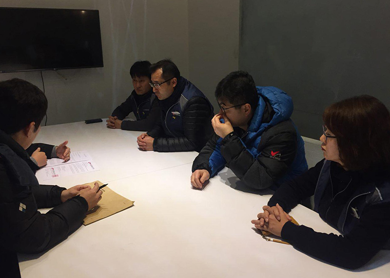 전호일 위원장 권한대행과 포항시 강호경 지부장 및 간부들이 한국일보를 방문하여 유감을 표명하고 요구안을 전달했다.