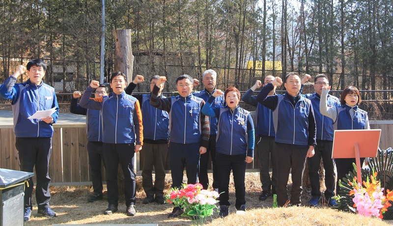 ▲ 공무원노조 9기 집행부가 2일 오전, 마석 모란공원 민족민주열사묘역 참배로 첫 일정을 시작했다.