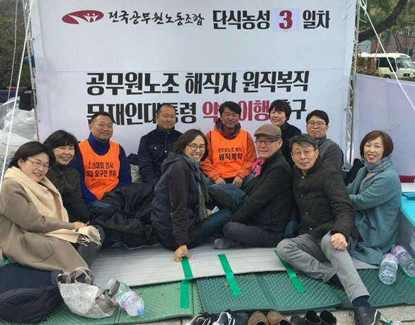 ▲ 김은환 회복투위원장이 활동하는 과천에서 시민들이 7일 농성장을 지지방문했다. 사진 = 공무원노조