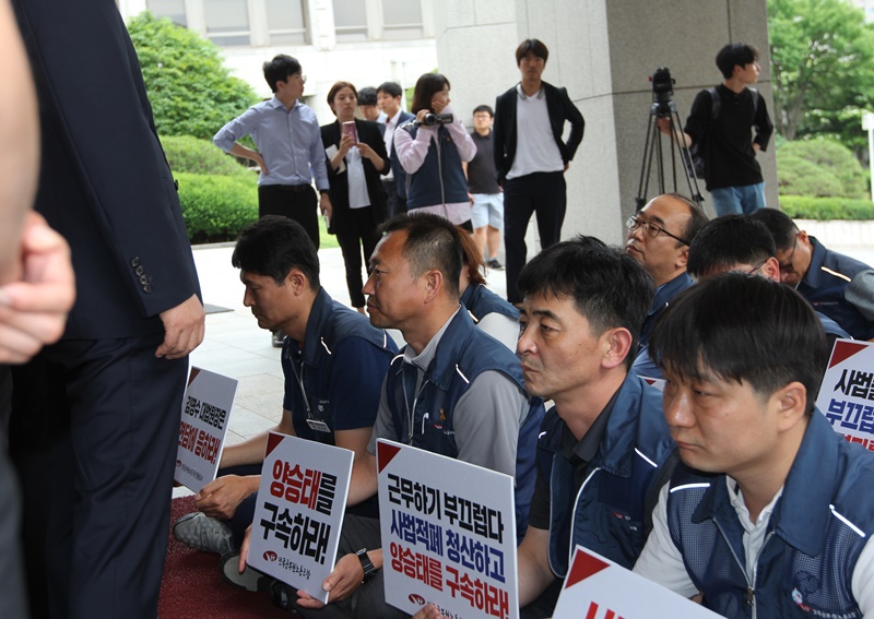 ▲ 공무원노조는 김명수 대법원장이 면담에 대한 답을 내놓지 않자 14일 오후 대법원 현관 앞에서 연좌 농성을 벌이며 항의했다.